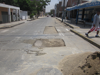 Huecos gigantes en una calle donde cruce la
                        zona peatonal de la avenida Espa�a en Comas