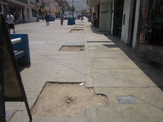 Huecos
                        gigantes en la zona peatonal de la avenida
                        Espa�a en Comas