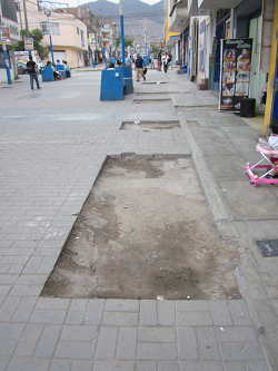 Huecos gigantes en la zona peatonal de la avenida
              Espa�a en Comas