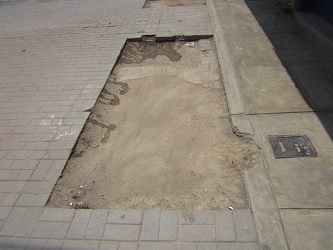Huecos
                        gigantes en la zona peatonal de la avenida
                        Espa�a en Comas