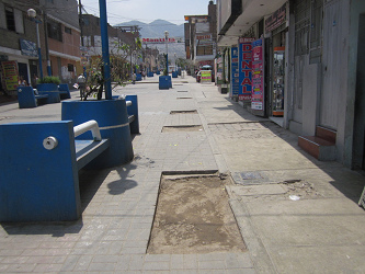 Huecos gigantes en la zona peatonal de la
                        avenida Espa�a en Comas