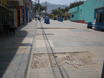 Huecos gigantes en la zona peatonal de la
                        avenida Espa�a en Comas