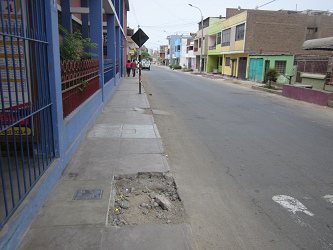 Hueco gigante en la acera de la avenida Per� en
              Comas