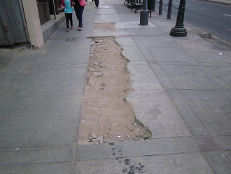 Hueco gigante en la acera de la avenida Roosevelt,
              centro de Lima 02