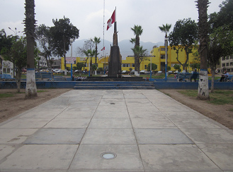 Vista en el parque central con una luz intacta y con
              un hueco de una luz en el piso