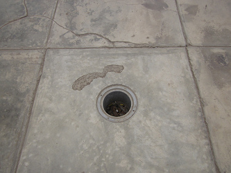 El
                        hueco en el piso del parque central, vista 02