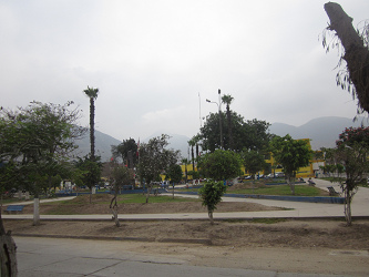 Parque central de Comas casi sin hierba 04