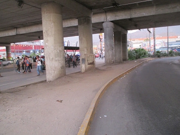 Freie Bereiche an der Kreuzung
                            Izaguirre-Allee / Panamericana 02