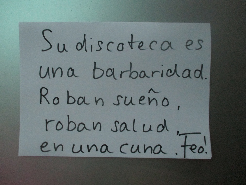 La hoja: "Su discoteca es
              una barbaridad. Roban sue�o, roban salud, en una cuna.
              �Feo!"
