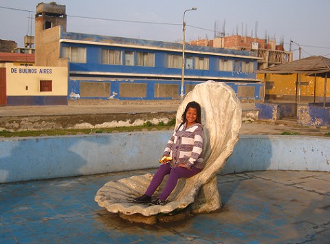 Trujillo, distrito Buenos Aires, malec�n con
              poes�a con una concha del mar, 11 de septiembre 2010