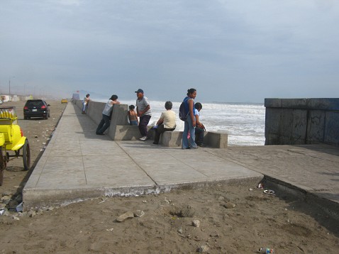 El malec�n del distrito de Buenos Aires en
              Trujillo (Per�) en 2010)