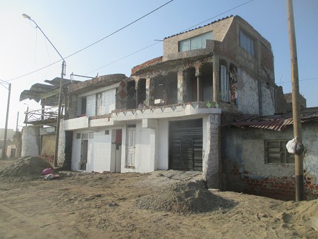 El malec�n Col�n en el distrito de Buenos Aires en
              Trujillo (Per�) en mayo 2017: de unas casas colapsaron
              partes por las lluvias fuertes y por los huaicos