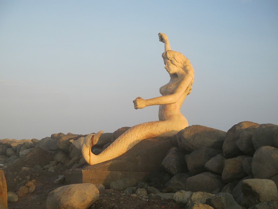 La �nica poes�a que qued� en el malec�n Col�n en
              el distrito de Buenos Aires en Trujillo (Per�) en mayo
              2017 es esa estatua de una virgen del mar - otros / otras
              dicen "sirena" u otra cosa...