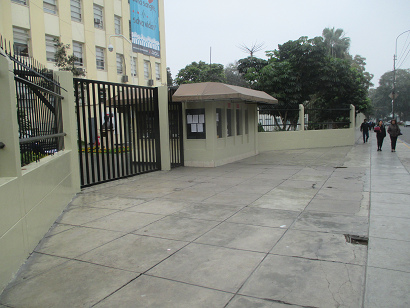 La entrada del Ministerio de la Muerte est�
                        limpia como no hubiera sido ninguna
                        manifestaci�n el d�a de antes