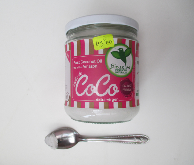 Aceite de coco en un vaso y en una cucharita