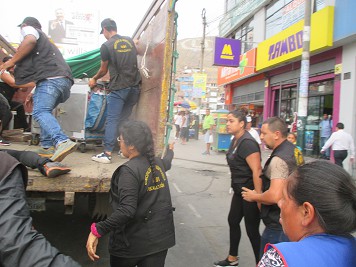 Independencia avenida Izaguirre, choros de la
                  municipalidad roban un puesto de venta 03
