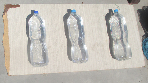 Desinfecci�n de agua con radiaci�n solar: 3
                        botellas est�n en el sol, llenadas a 3/4 con
                        agua, y por 1 minuto fueron bien agitadas
