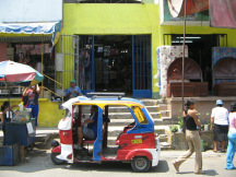 Entrado del mercado con moto taxi 01
