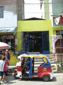 Entrado del mercado
                      con moto taxi 02