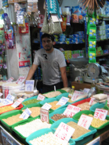 Marktstand mit Getreide
                    u.a. 03