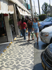 Avenida Urtuaga: K�nsterisches Trottoir
                          mit Peruanerinnen