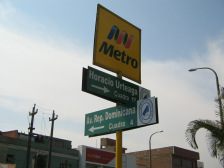 Strassenschilder Avenida Hurtuaga -
                          Avenida Republica Dominicana