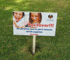 Jesus Maria, Zentralpark, Gebotstafel
                          gegen Hundescheisse im Park