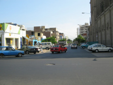 Avenida Huamachuco, Strassenbild mit
                          Kirchenfassade
