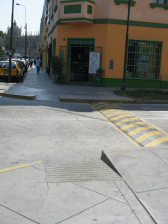 Jesus Maria, Kreuzung Cuba / Yupanou:
                          Trottoirrampen und Strassenschwelle
