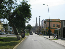 Jesus Maria, Avenida Cuba: Sicht von
                          S�dost nach Nordwest mit der Kirche San Jose
                          im Hintergrund