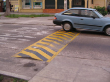 Avenida Talara, Strassenschwelle zur
                          Verkehrsberuhigung 02