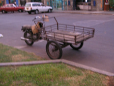 Avenida Urteaga, Mototransporter (leider
                          verwackelt)