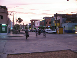 Avenida Urteaga, ein rosa Haus in Sicht