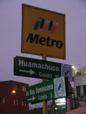 Strassenschilder der Kreuzung Avenida
                          Republica Dominicana - Avenida Huamachuco