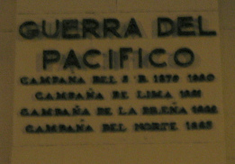 Jesus Maria: Caceres-Denkmal am Abend,
                          Gedenktext