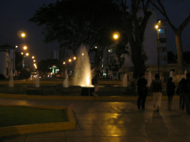 Jesus Maria: Caceres-Park, Springbrunnen
                          am Abend