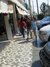 Avenida Urtuaga: Acera artístico
con peruanas Avenida Urtuaga: Acera artístico con
peruanas