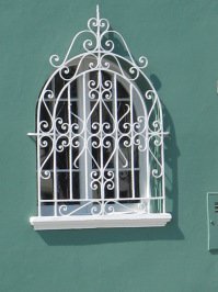 Avenida Canesco, reja de ventana