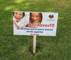 Jes�s Mar�a, parque central, placa con
                        mandamiento contra la mierda de los perros