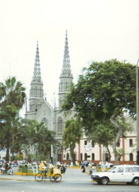 Parque central con bicicleta de helado y
                        con iglesia San Jos�