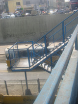 Avenida Paseo de la Republica
                        (Stadtautobahn), Treppe zur Busstation