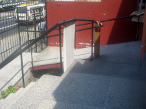 Miraflores, Avenida Palma, Internetcafe
                          mit Rampenaufgang 01