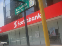 Strassenschild "Avenida Jos�
                        Pardo" vor der Scotiabank