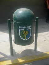 Miraflores, Avenida Bolognesi, Abfallk�bel
                        mit dem Wappen von Miraflores