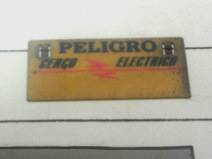 Miraflores, Avenida Bolognesi, Warnschild
                          vor Starkstromschutz "Peligro"
                          ("Gefahr")