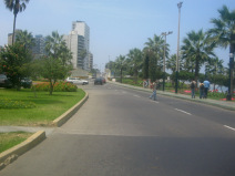 Miraflores, Malecon Cisneros: Blick in
                          Richtung K�nigsbr�cke, es fehlen jegliche
                          Fussg�ngerstreifen