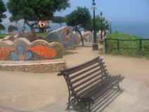 Miraflores, Park der Verliebten:
                          Wellenf�rmige Sitzgelegenheiten mit Mosaiken