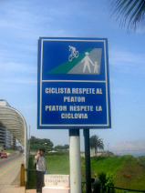 Miraflores, K�nigsbr�cke, Verkehrsschild
                        Fussweg-Fahrradweg (Veloweg)