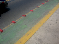 Miraflores: K�nigsbr�cke, Abgrenzung
                        zwischen Fahrradweg / Veloweg und Autofahrbahn
                        mit Aufs�tzen