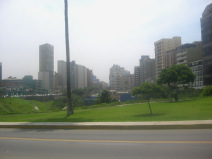 Miraflores, Malecon 28 de Julio, Sicht
                          auf Tennispl�tze des Tennisclubs
                          "Terrazas de Miraflores" und
                          Wolkenkratzer